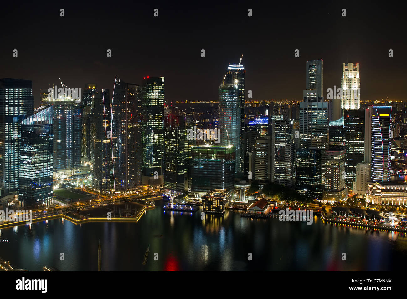 Singapore Central Business District Skyline dal fiume di notte Foto Stock