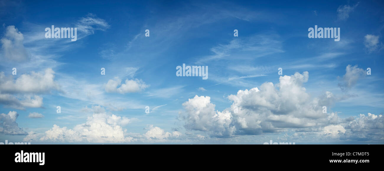 Cielo nuvoloso. Scatto panoramico. Foto Stock