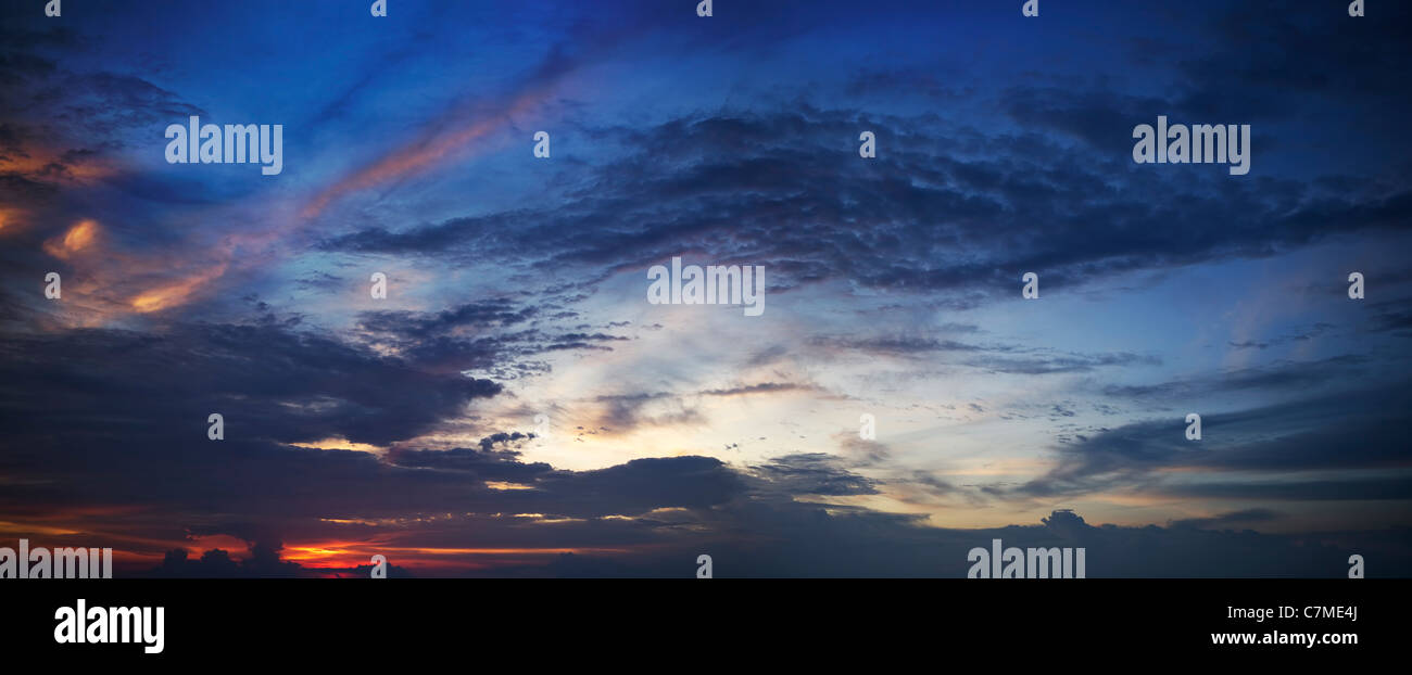 Incredibile cielo al tramonto del tempo. Scatto panoramico. Foto Stock