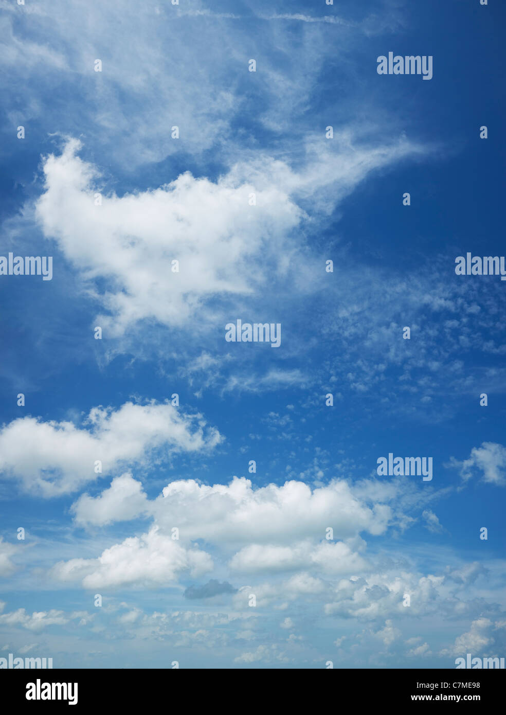 Colpo verticale di un bel cielo nuvoloso molto ad alta risoluzione Foto Stock