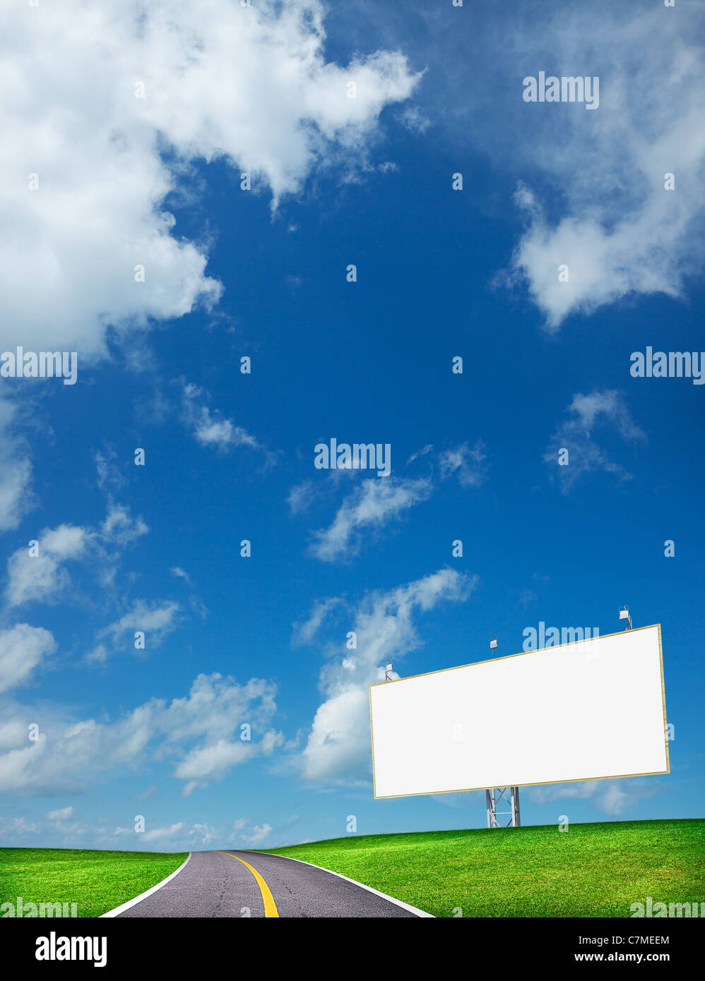 Autostrada e billboard vuota. Composizione verticale in alta risoluzione. Foto Stock