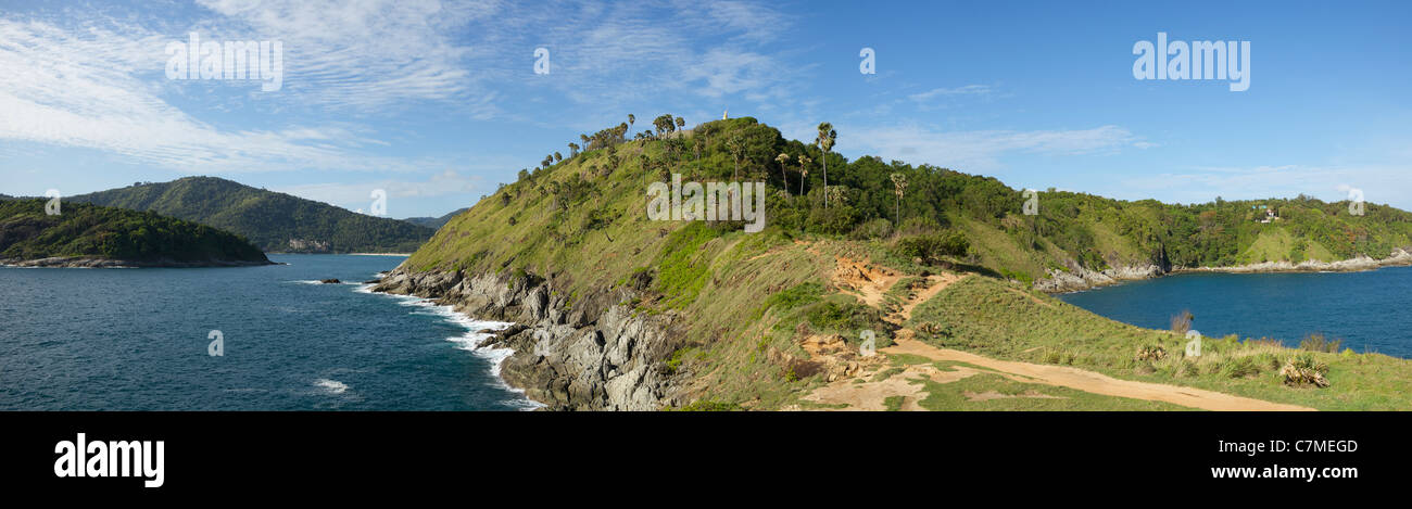 Vista di Promthep cape. Isola di Phuket, Tailandia. Composizione panoramica in alta risoluzione. Foto Stock