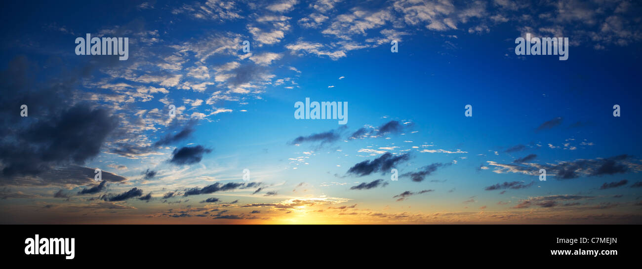 Bellissimo cielo all'alba. Composizione panoramica in alta risoluzione. Foto Stock