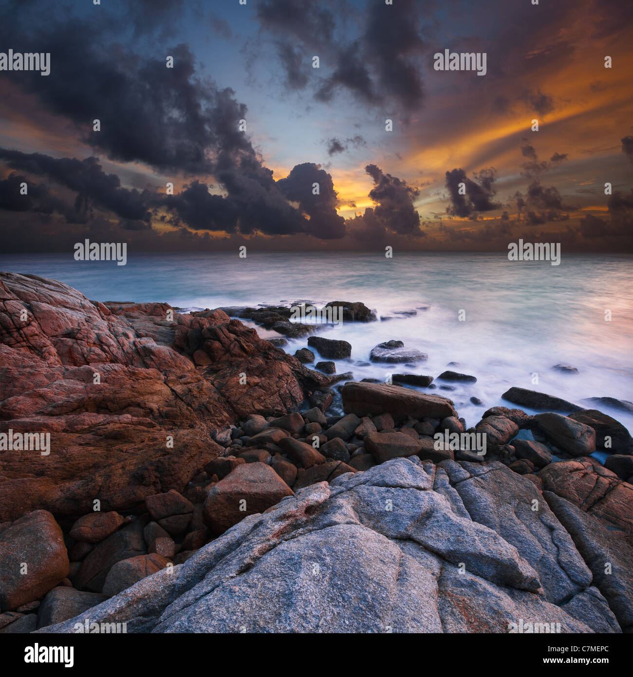 Vista di una costa rocciosa al tramonto. Ultra-wide angle, una lunga esposizione shot. Foto Stock