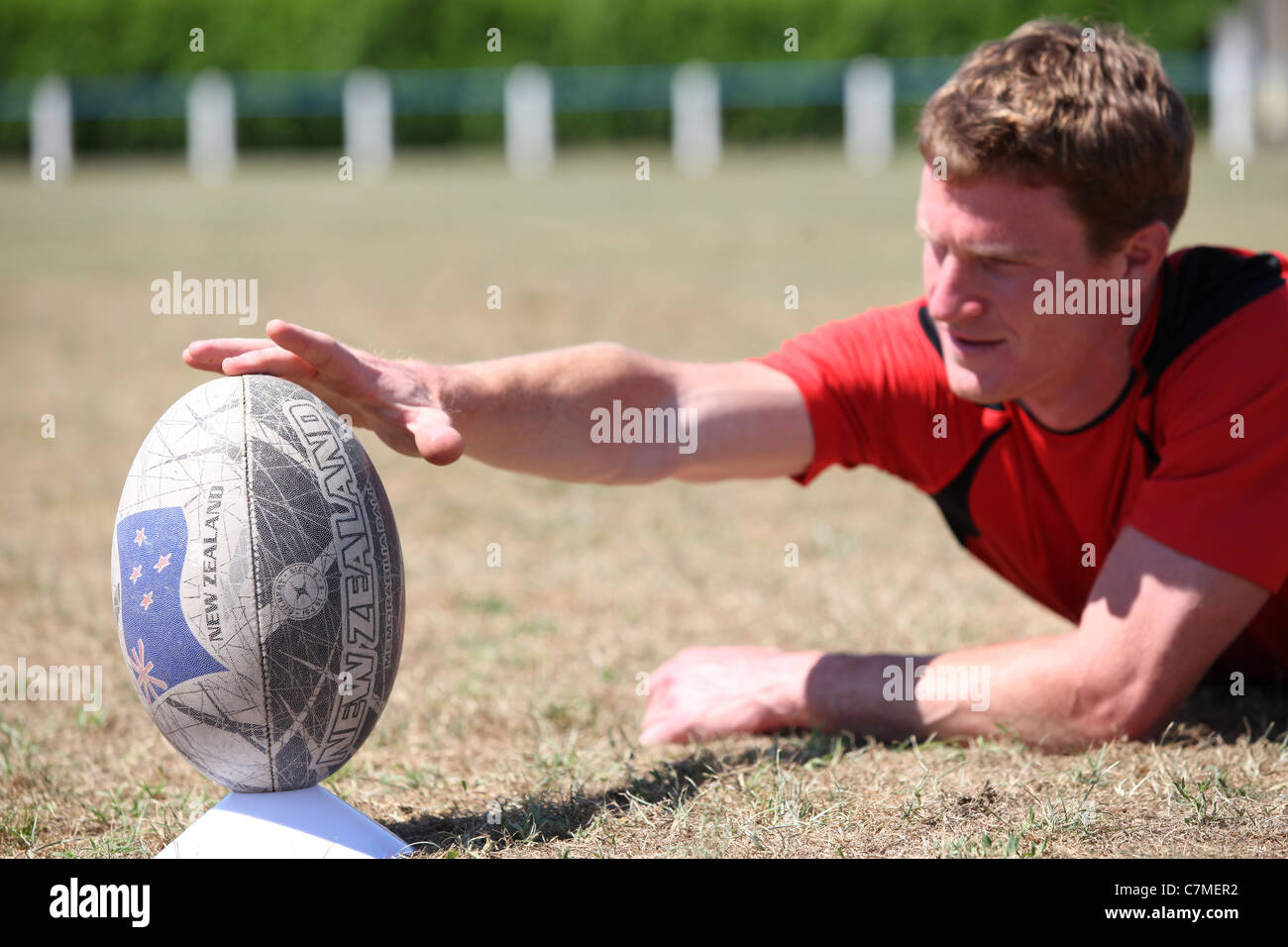 L'uomo la preparazione di pallone da rugby per il kick Foto Stock