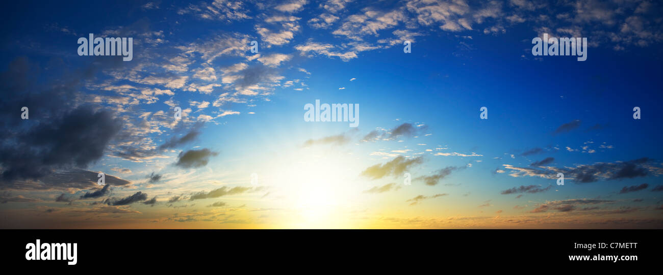 Vista di una spettacolare sky al tramonto del tempo. Composizione panoramica in alta risoluzione. Foto Stock