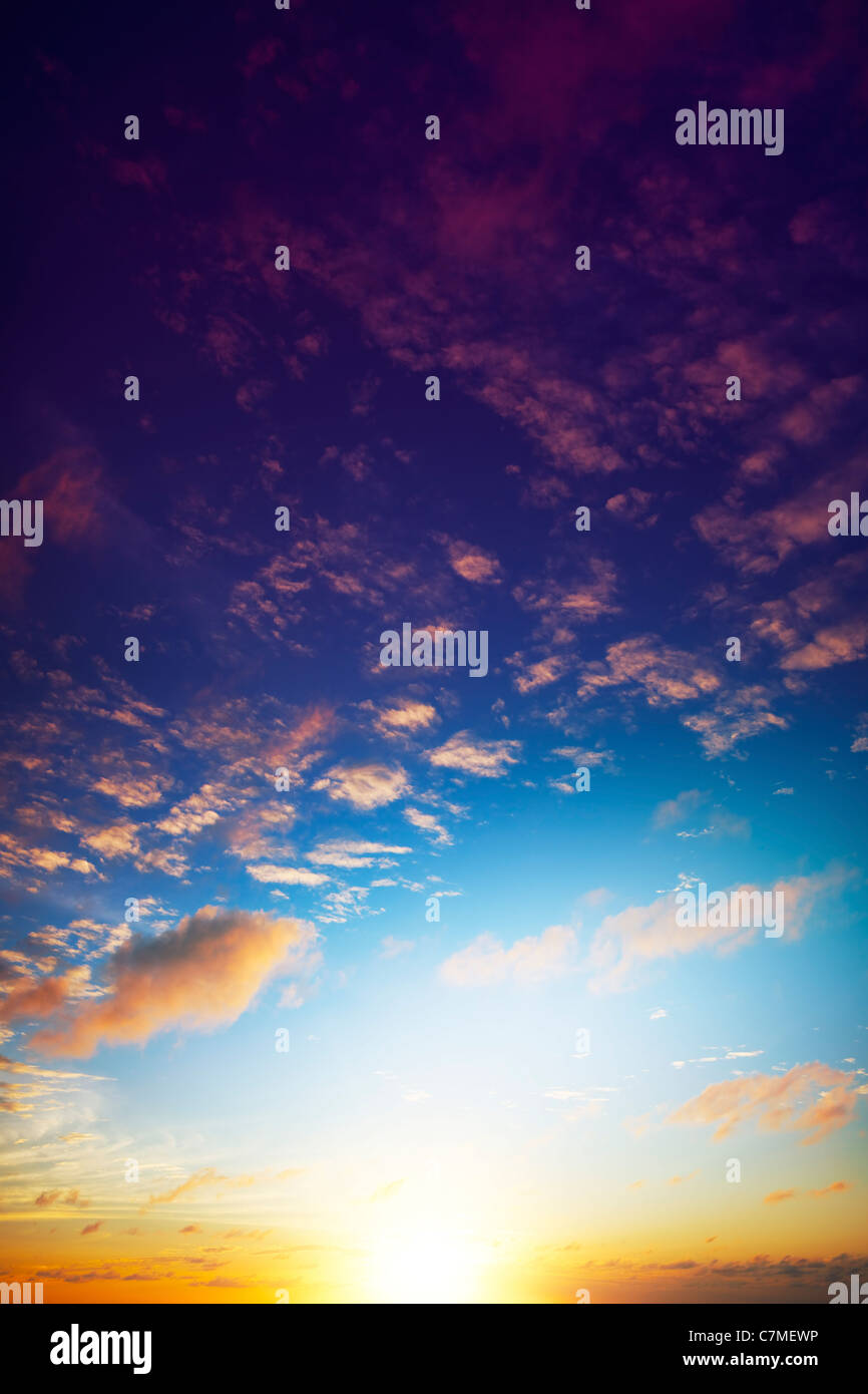 Vista di un tramonto spettacolare sky. Colpo verticale in alta risoluzione. Foto Stock