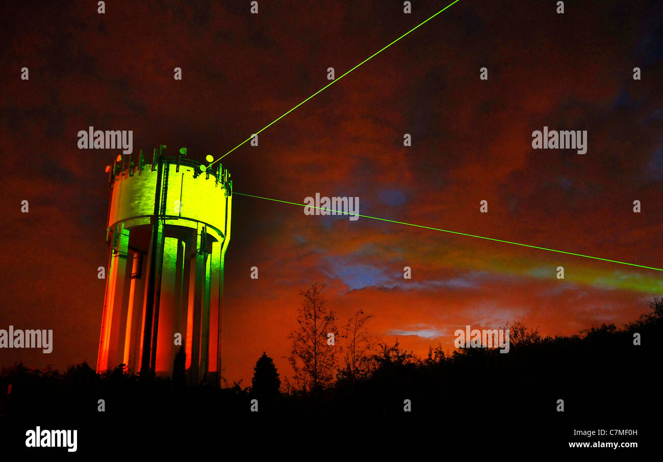 Un water tower a Rothwell, Northamptonshire è illuminato dal laser come parte del '180 gradi di luce' progetto di arti. Foto Stock