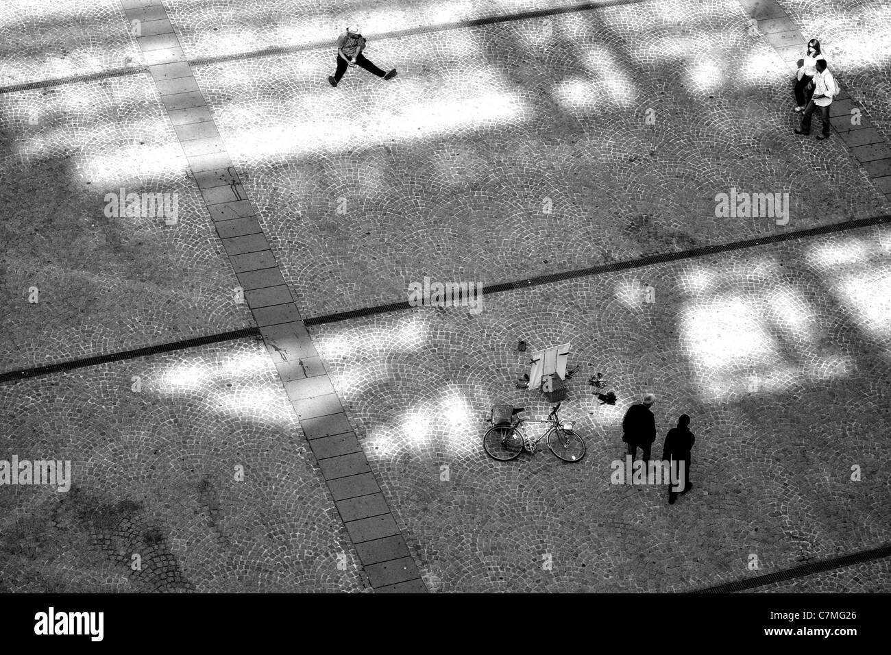 Persone sedersi e riposare nelle ombre del Centre Pompidou di Parigi Foto Stock