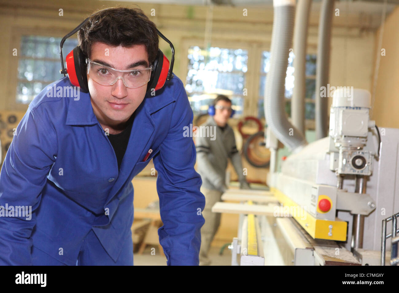 Apprendista lavora in una fabbrica Foto Stock