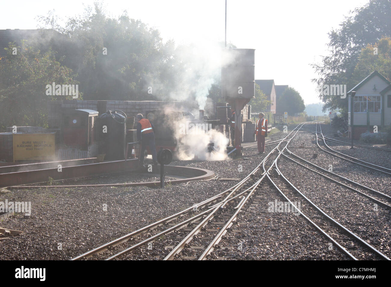 Bure Valley Railway xxi anniversario Gala vapore settembre 2011, treno essendo preparato su piattaforma girevole Foto Stock