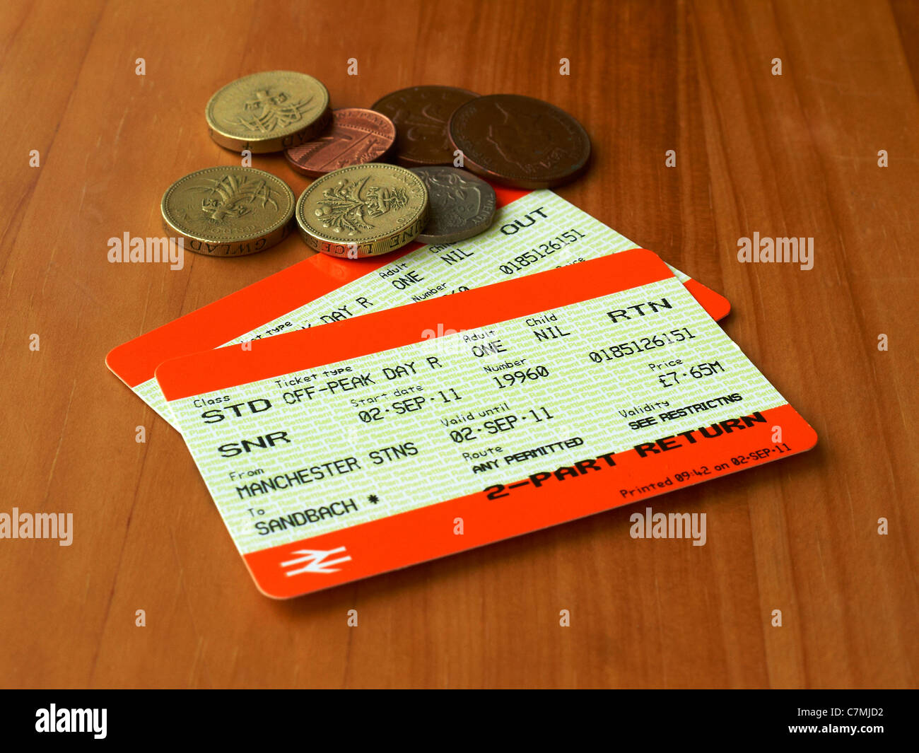 I biglietti del treno con monete in inglese Foto Stock