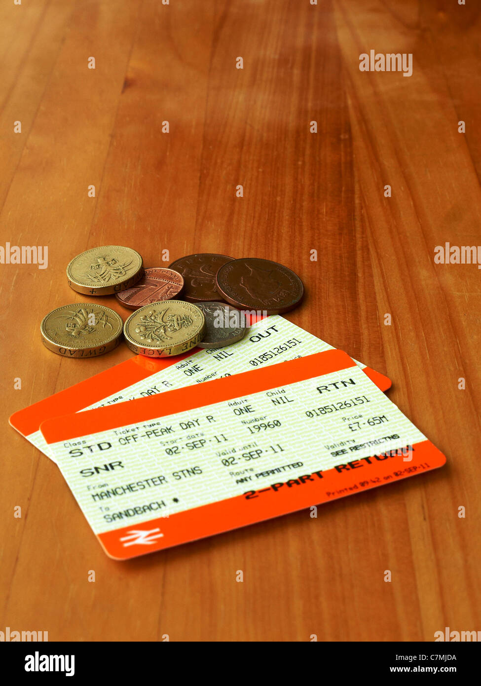 I biglietti del treno con monete in inglese Foto Stock