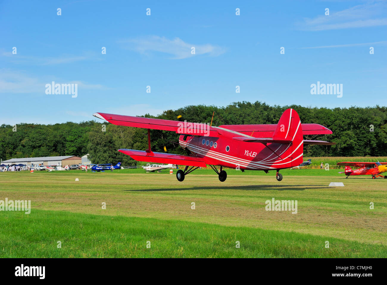 Un Antonov un biplano-2 di atterraggio su una pista in erba. Foto Stock