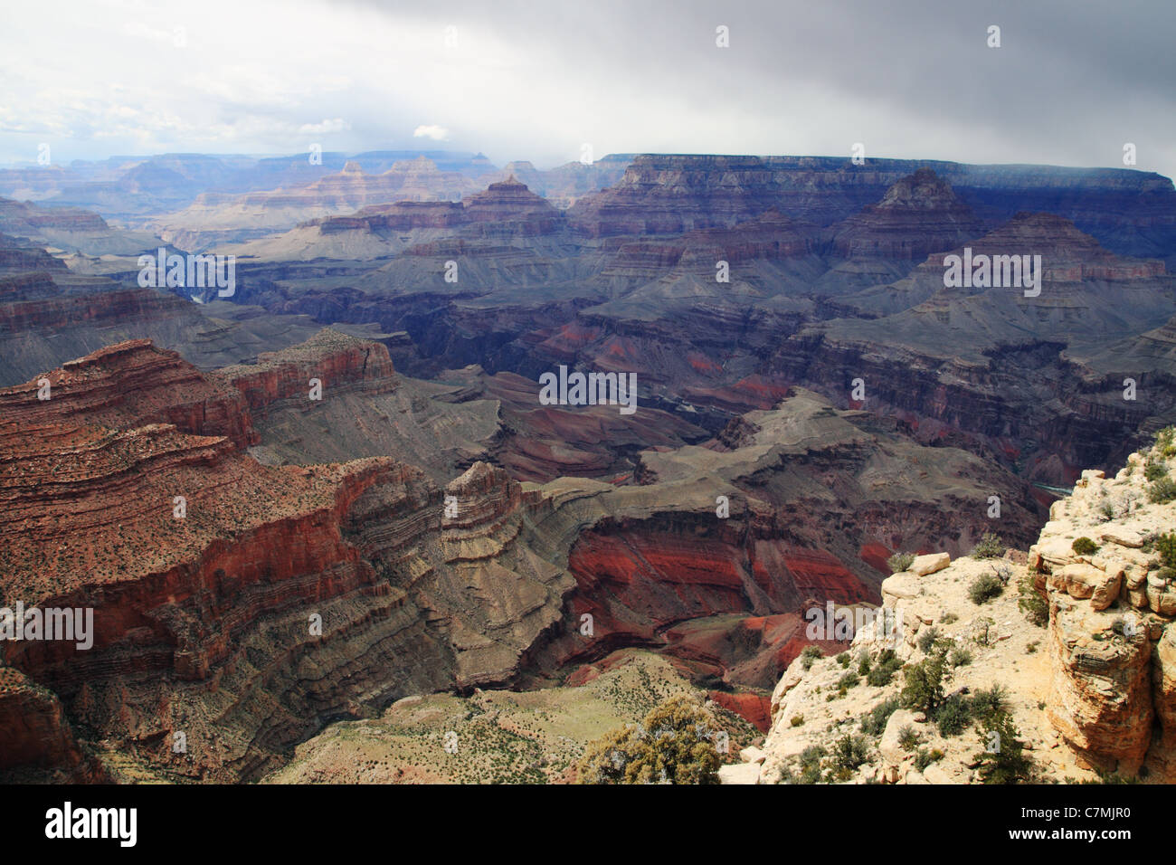 Grand Canyon da Moran punto sul bordo sud con una tempesta oltre il bordo settentrionale della distanza Foto Stock