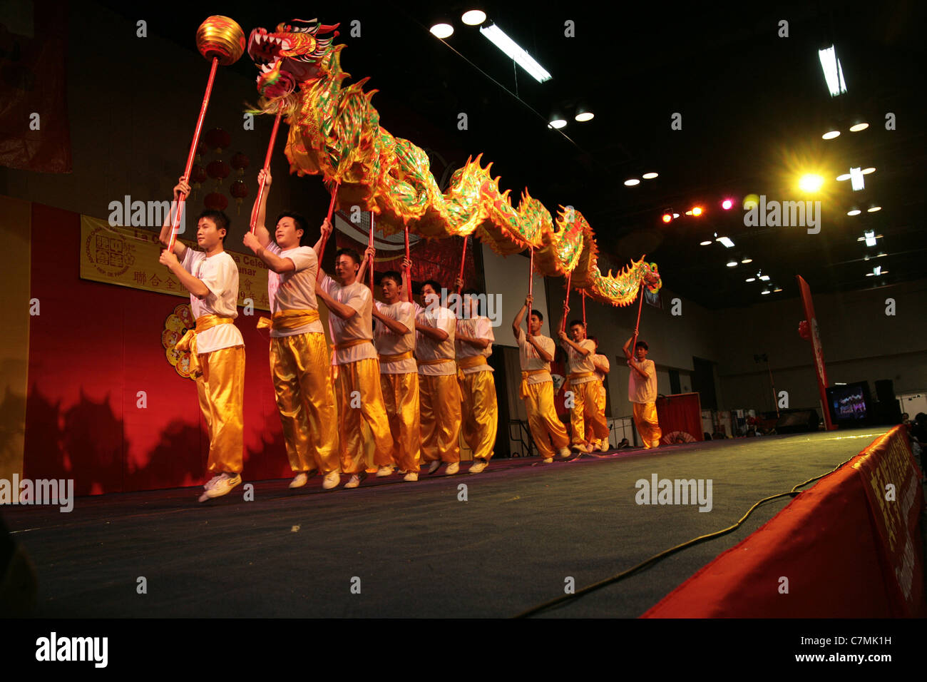 Ballerini cinesi con un drago su un nuovo anno di celebrazione Foto Stock