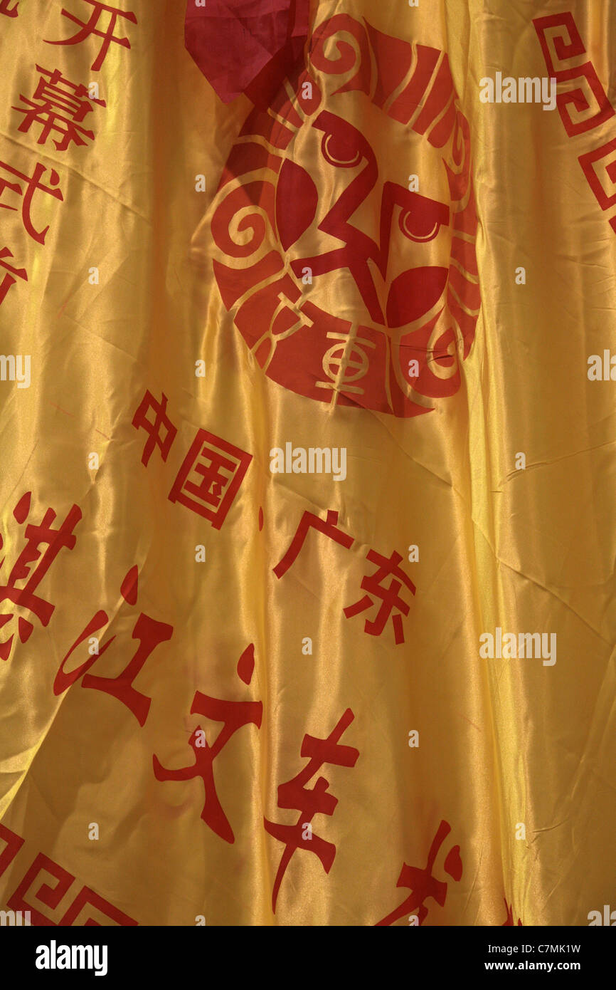 Bandiera cinese con lettere e simboli. Foto Stock