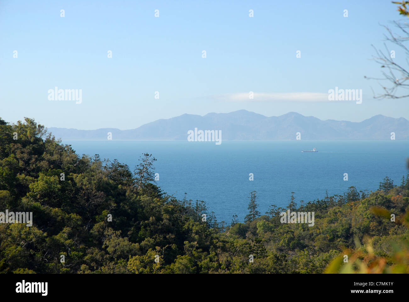 Vista verso la terraferma da forti a piedi, Magnetic Island, Queensland, Australia Foto Stock