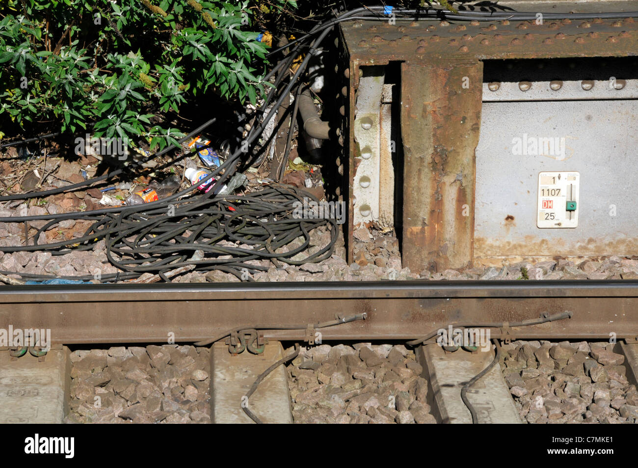 Bundle di cavo elettrico accanto al binario ferroviario vulnerabile ad essere rubato per il valore di rottame Essex England Regno Unito Foto Stock