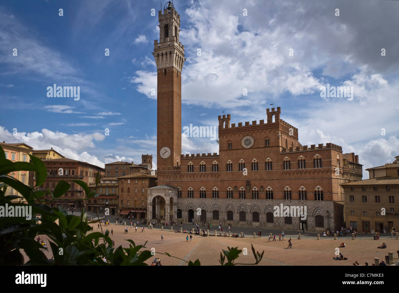 A Piazza del Campo a Siena Italia facciata a sud con il Palazzo Pubblico e la Torre del Mangia in presenza di luce solare Foto Stock