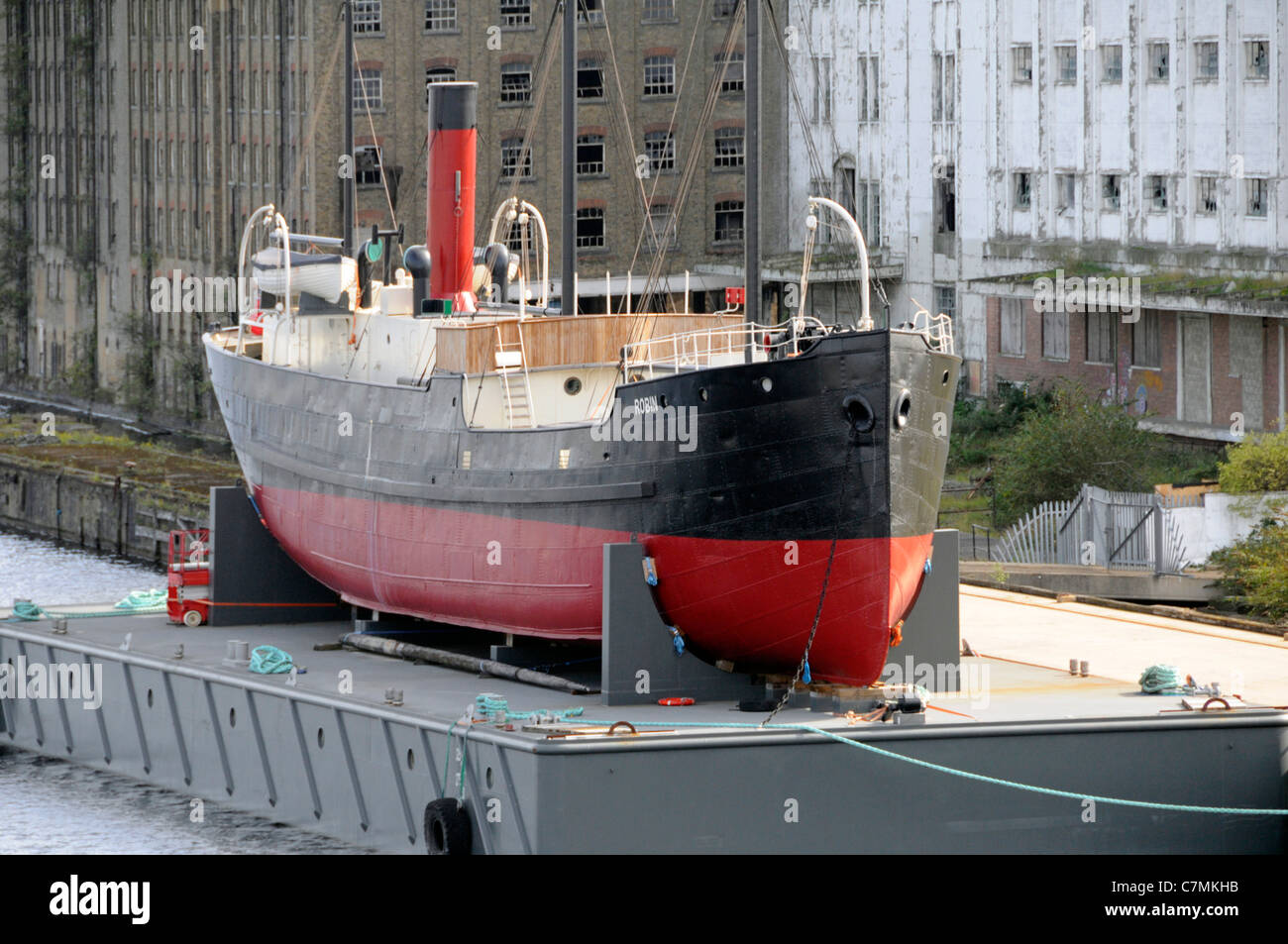 SS Robin coaster del vapore montato su pontone galleggiante in fase di restauro per diventare un museo galleggiante visto Royal Docks Newham Londra Inghilterra REGNO UNITO Foto Stock