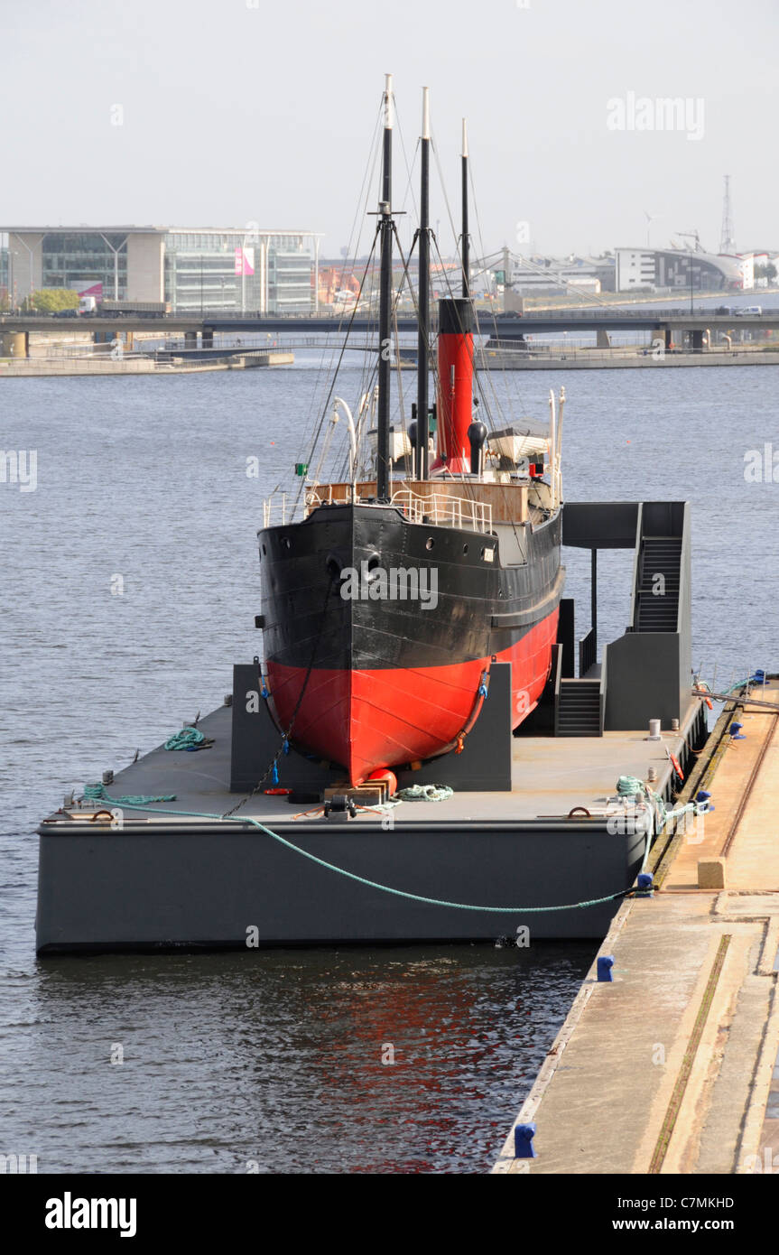 SS Robin coaster del vapore montato su pontone galleggiante in fase di restauro per diventare un museo galleggiante visto Royal Docks Newham Londra Inghilterra REGNO UNITO Foto Stock