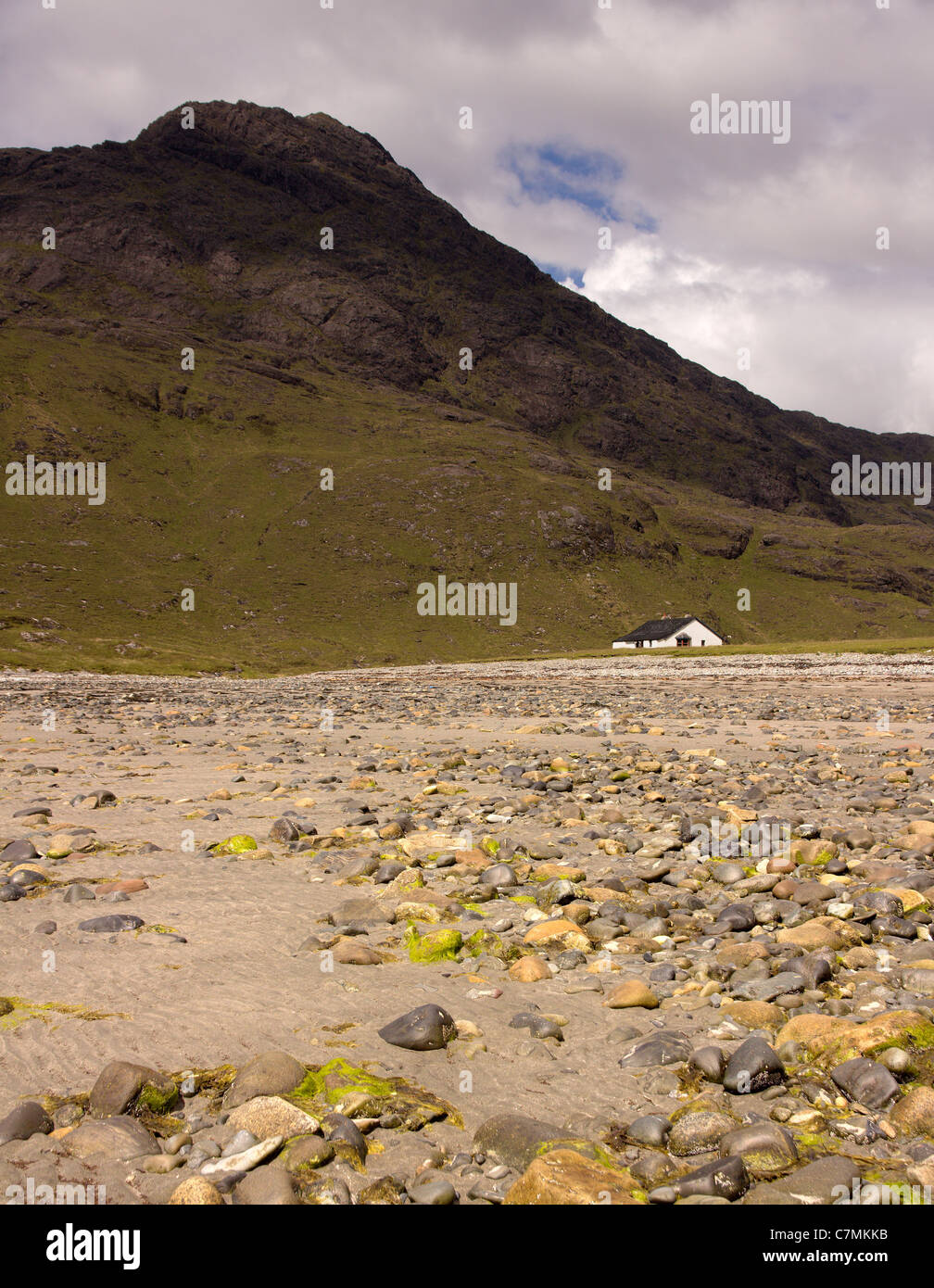 Old, escursionisti isolati bothy con Sgurr na Stri montagna dietro, Camasunary Bay, Isola di Skye, Scozia, Regno Unito Foto Stock