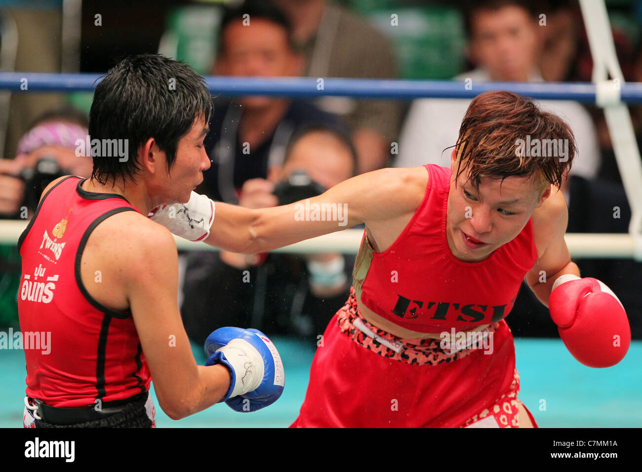 Nongmuay Kokietgym (THA) e Etsuko Tada (JPN) lotta durante il 2011 WBA femmina peso minimo . Foto Stock