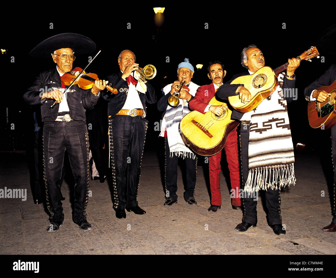 Banda Mariachi giocando in Street, Città del Messico, Messico Foto Stock