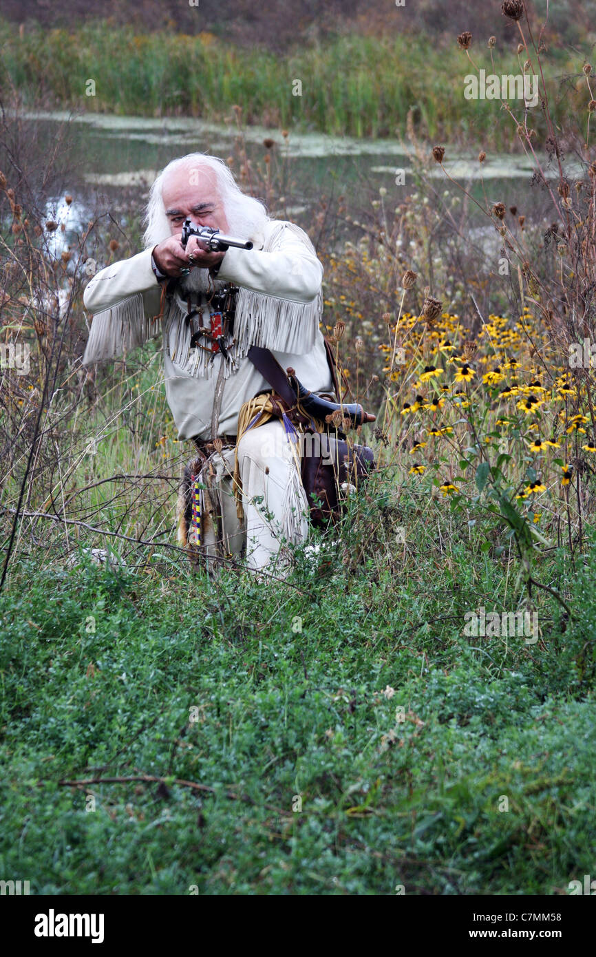 Un buckskinned mountainman caccia con un fucile Foto Stock