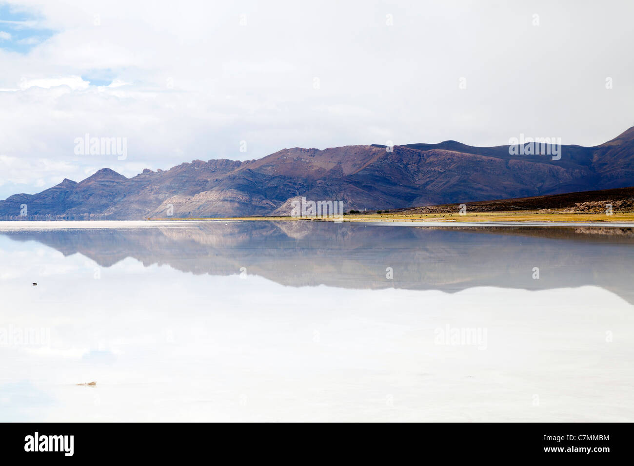 La gamma della montagna si riflette nelle acque del lago vicino a Coqueza, Uyuni Salt Lake, Bolivia Foto Stock