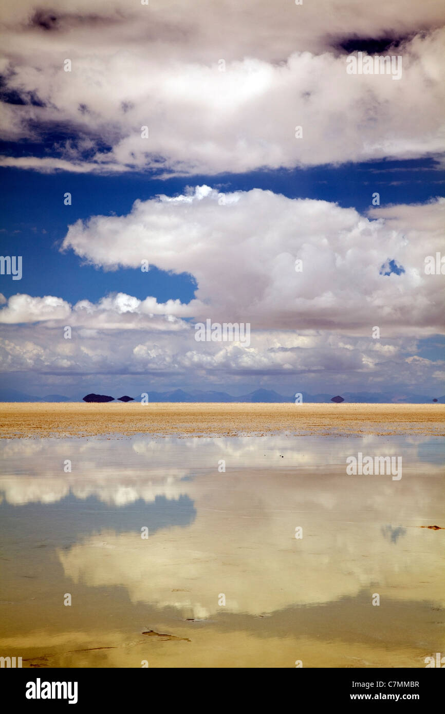 Nuvole riflettono in acqua di lago di sale vicino a Coqueza, Uyuni Salt Lake, Bolivia Foto Stock
