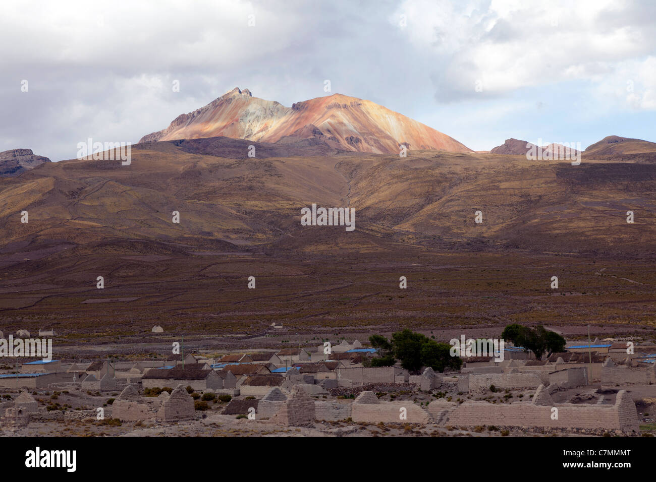 Vulcano Tunupa con rovinato dry case in pietra alla base, Bolivia Foto Stock