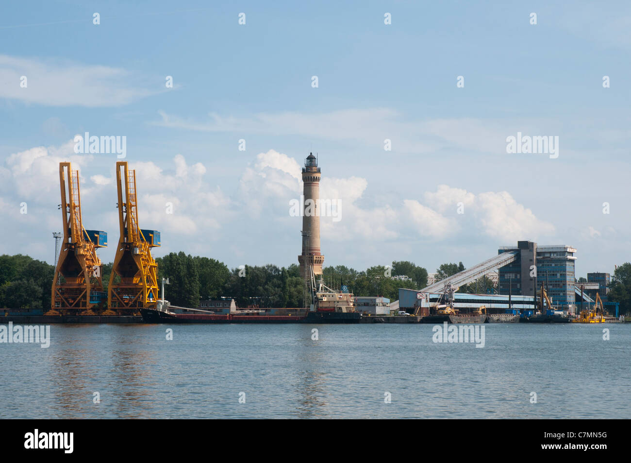 Faro e gru, Swinoujscie, Mar Baltico, West Pomerania, Polonia, Europa Foto Stock