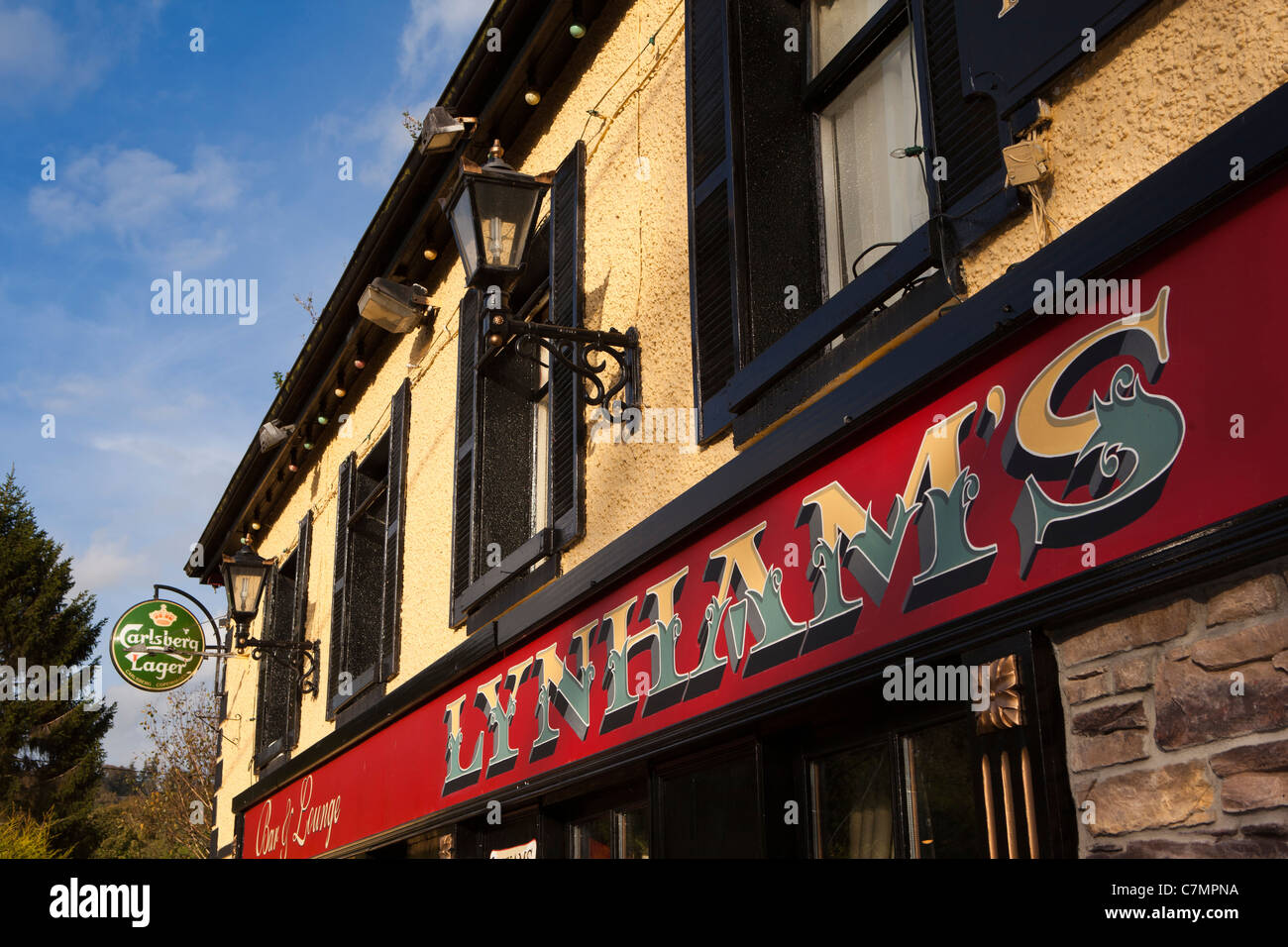 Irlanda, Co Wicklow, Glendalough Lynhams di Laragh, bar, ristorante e hotel front Foto Stock