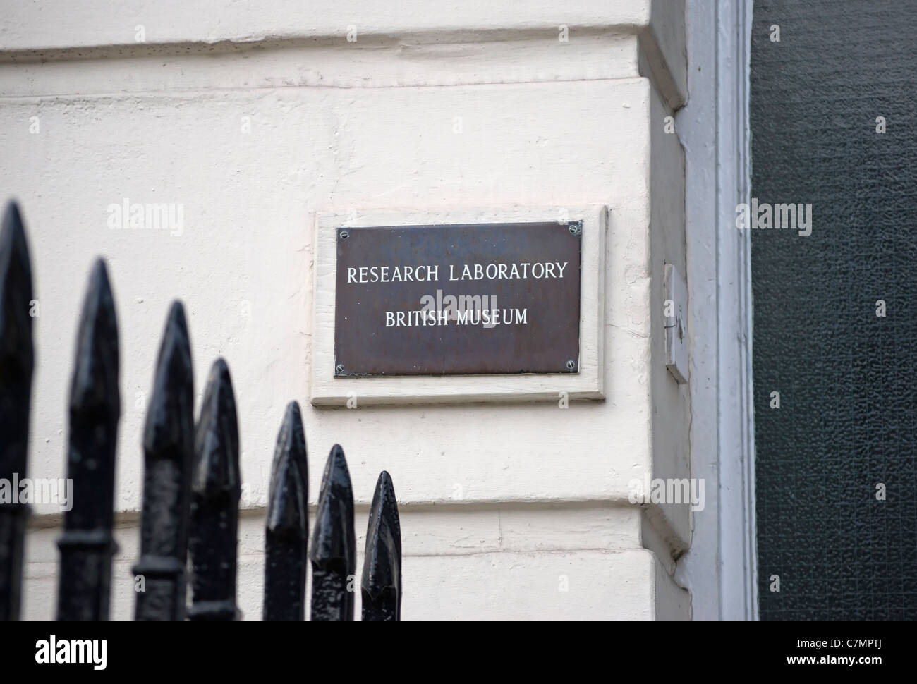 Segno della porta per il laboratorio di ricerca del British Museum, Bedford Square, Londra, Inghilterra Foto Stock