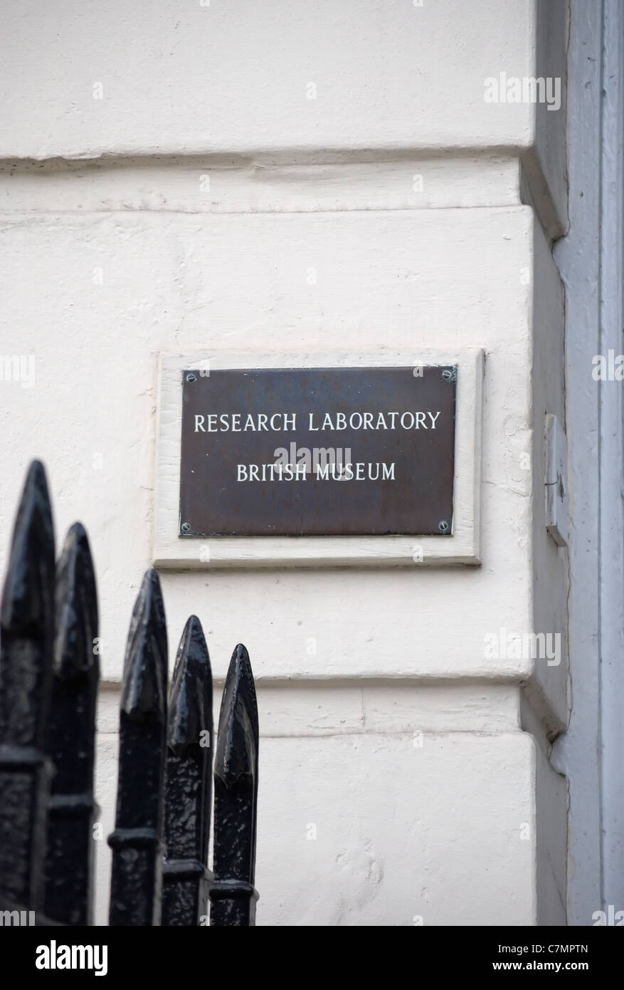 Segno della porta per il laboratorio di ricerca del British Museum, Bedford Square, Londra, Inghilterra Foto Stock