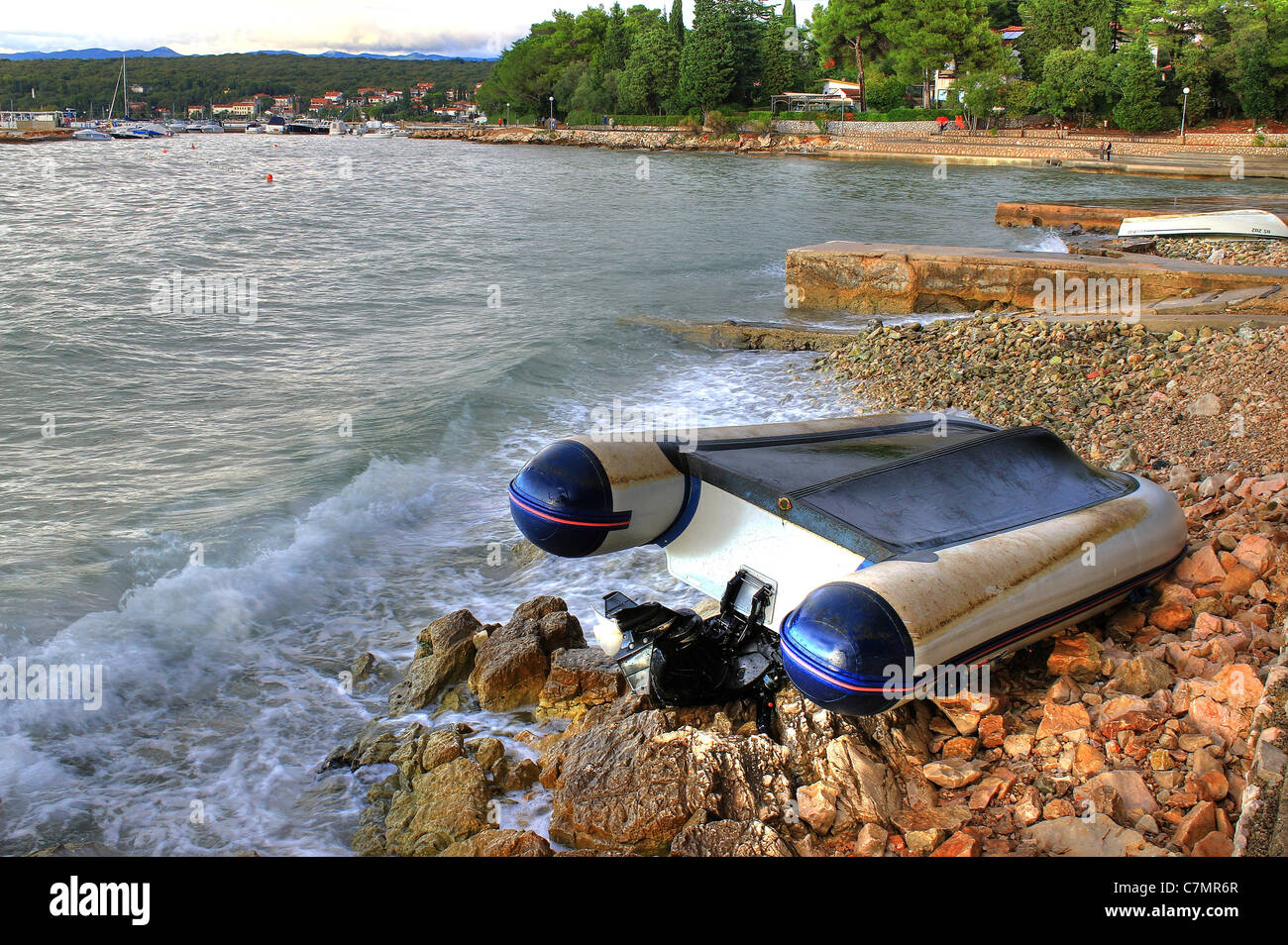 La barca si è schiantato sulle rocce mare dopo una forte tempesta, Malinska, Croazia Foto Stock