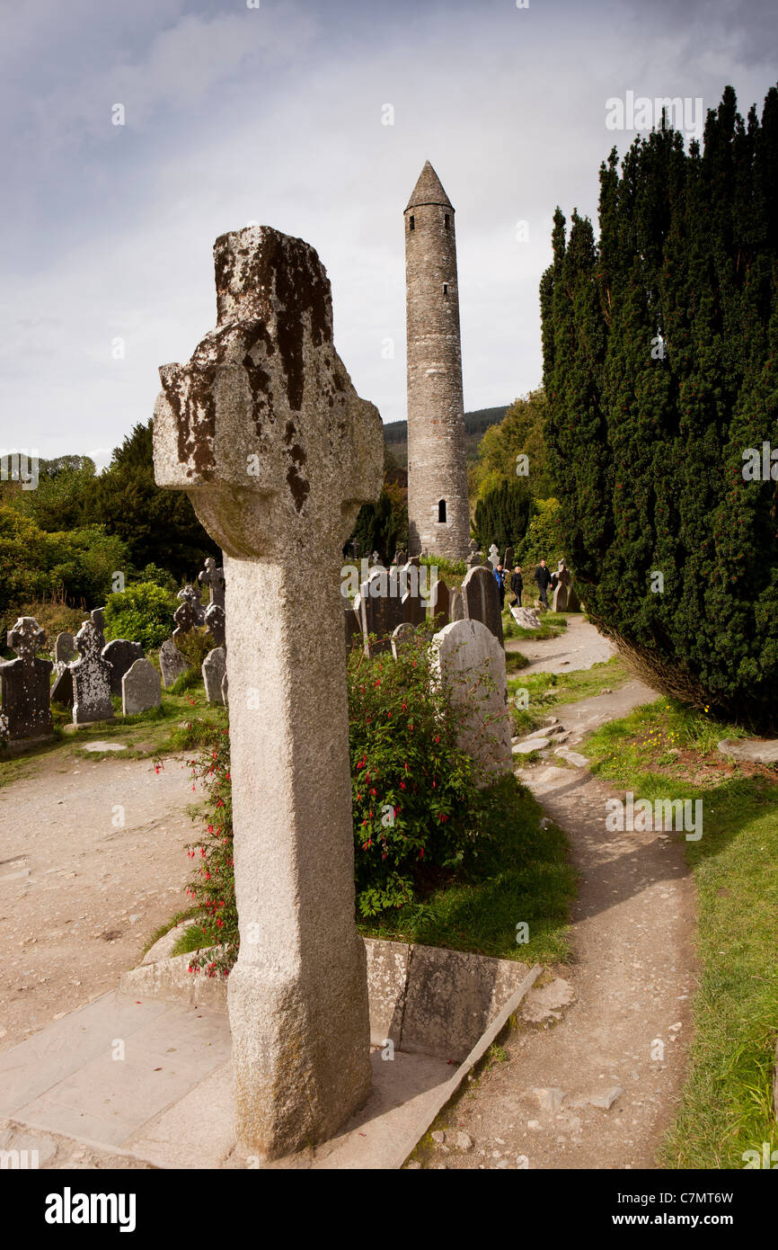 Irlanda, Co Wicklow, Glendalough, storico sito monastico, St Kevins cross, desiderando croce e torre rotonda Foto Stock