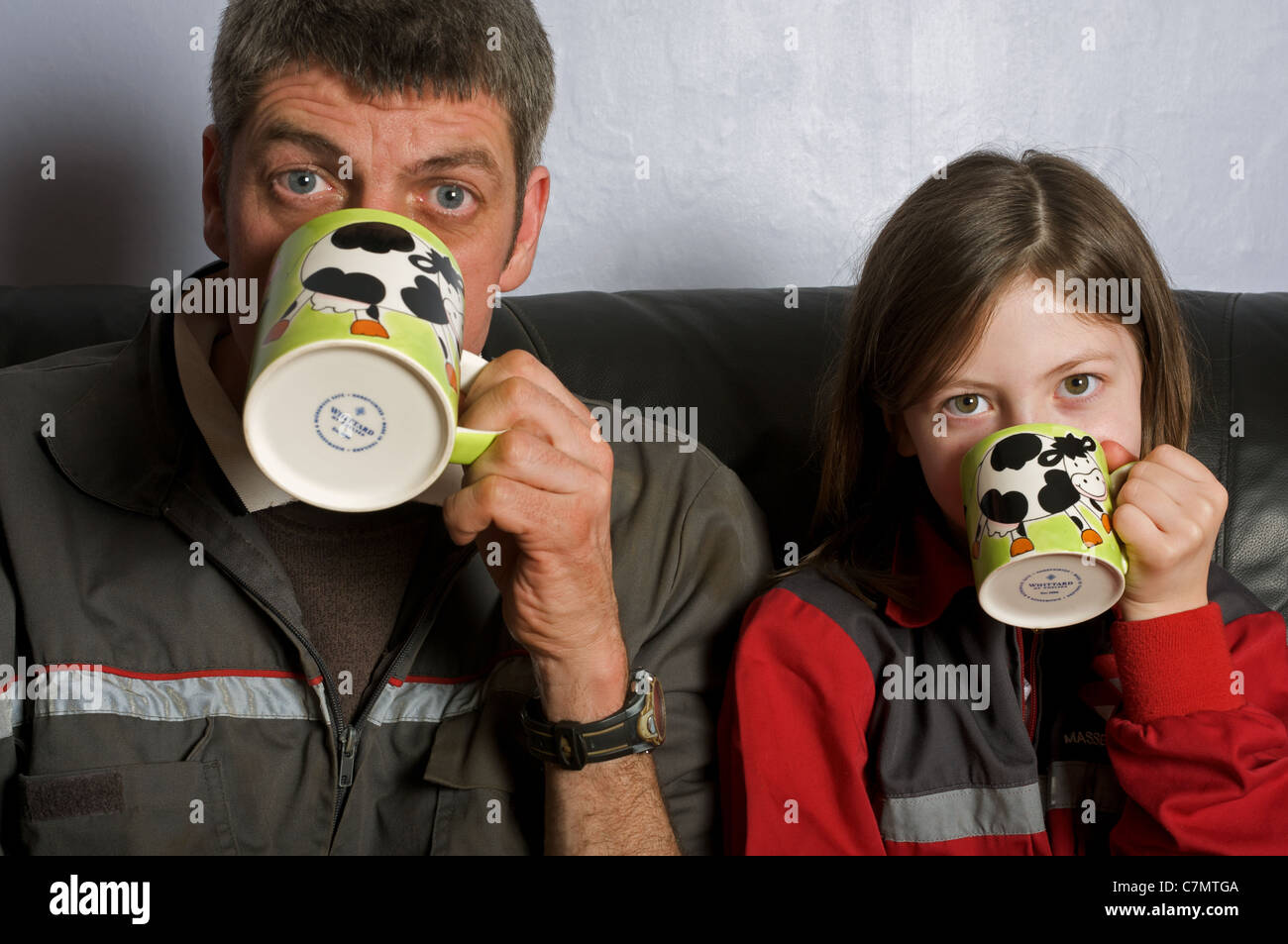 L'agricoltore e figlia bere il tè da animale tazze a tema Foto Stock