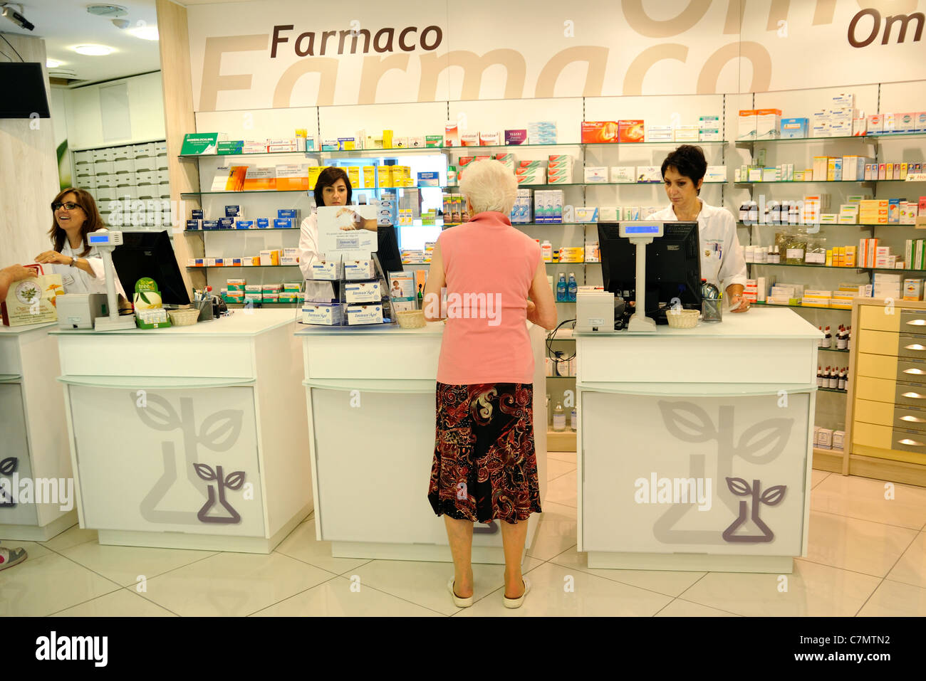 Farmacisti prescrizione dando al cliente (cassa). Foto Stock
