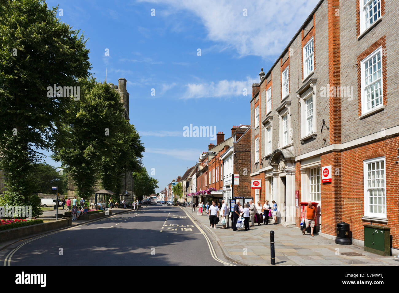 Visualizza in basso West Street nel centro della città, Chichester, West Sussex, in Inghilterra, Regno Unito Foto Stock