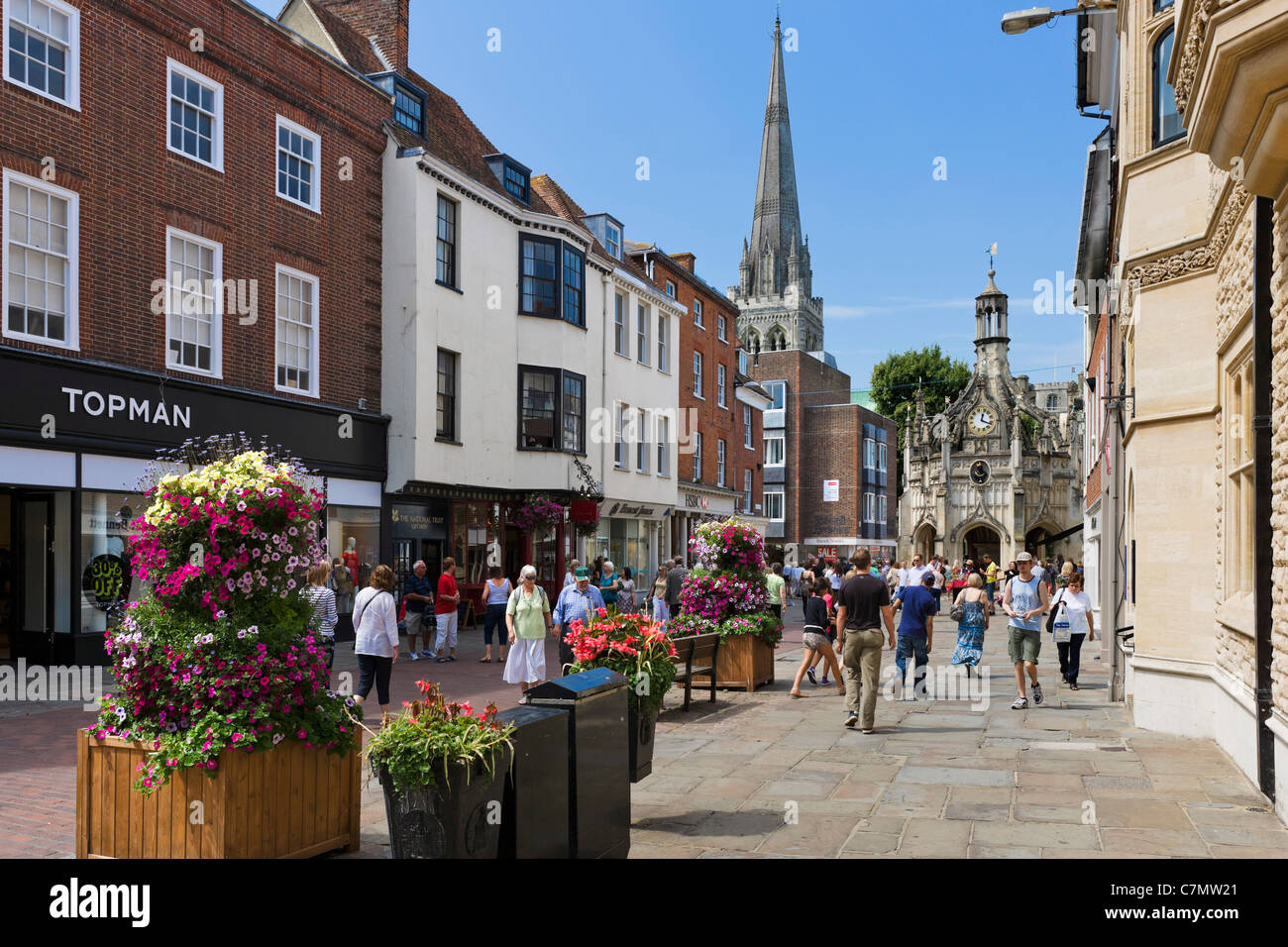 Negozi sulla East Street nel centro della città che guarda verso la cattedrale, Chichester, West Sussex, in Inghilterra, Regno Unito Foto Stock