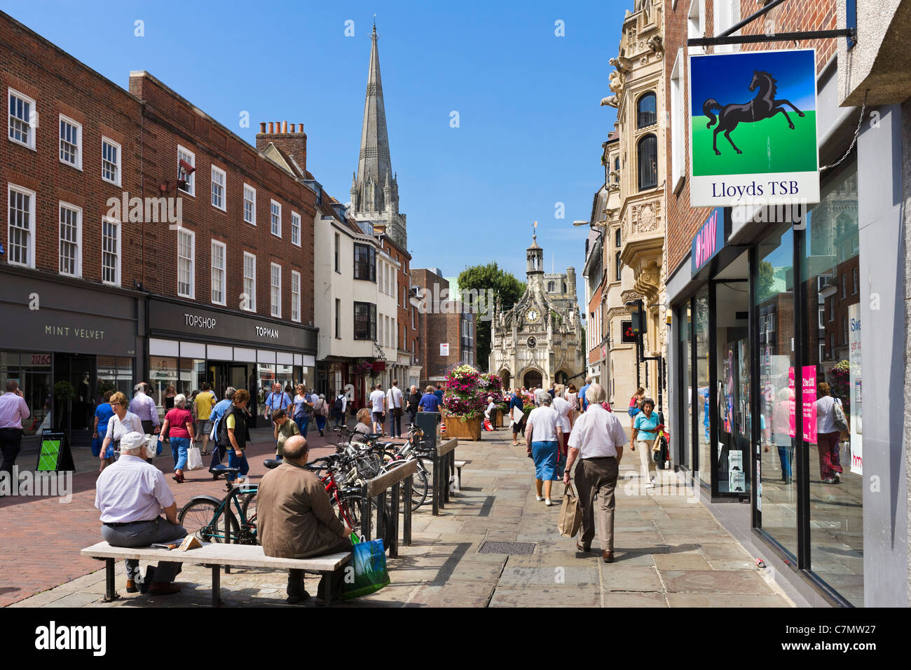 Negozi sulla East Street nel centro della città, Chichester, West Sussex, in Inghilterra, Regno Unito Foto Stock