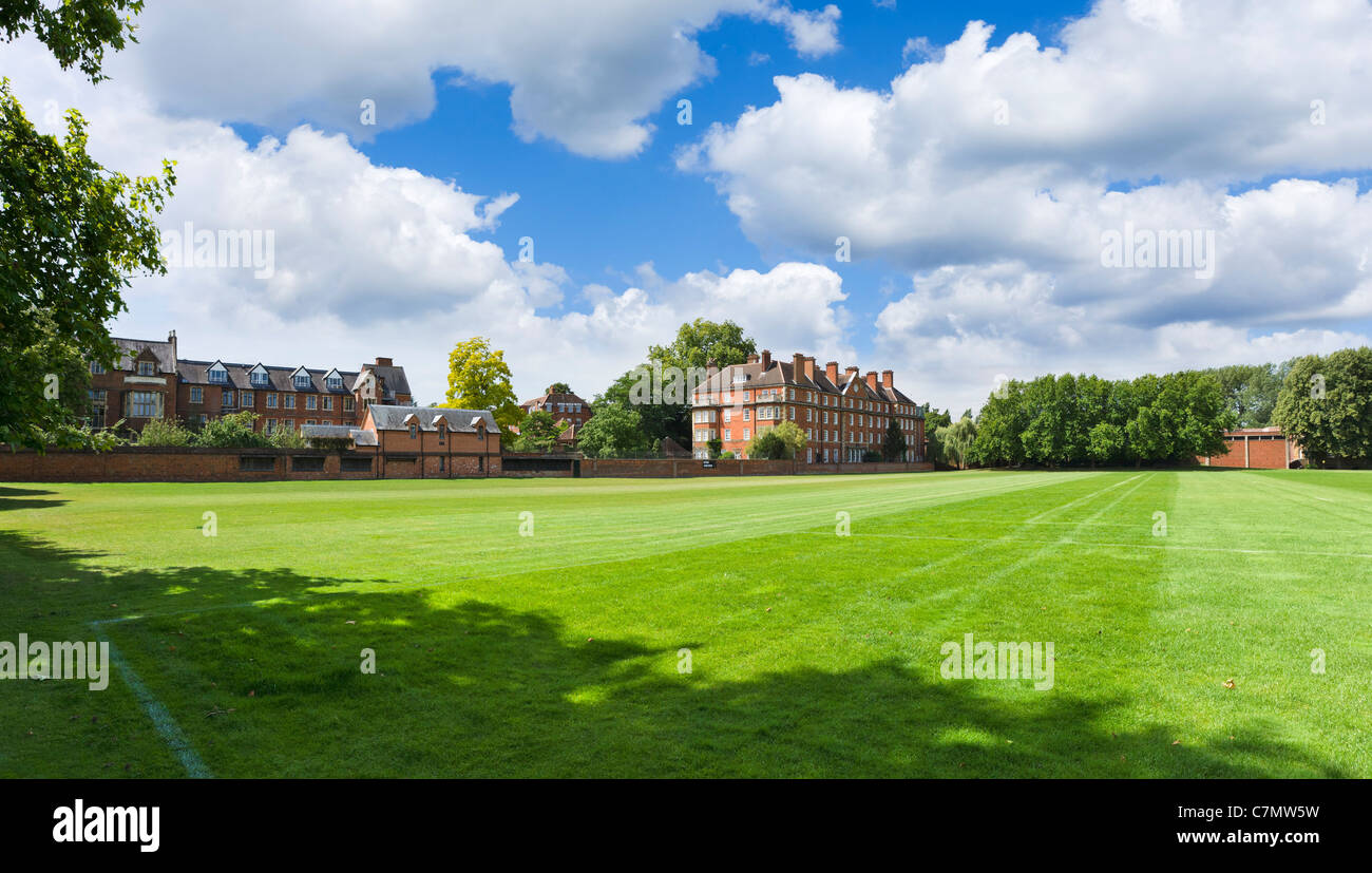 I campi da gioco di Eton con gli edifici scolastici dietro, Berkshire, Inghilterra, Regno Unito Foto Stock