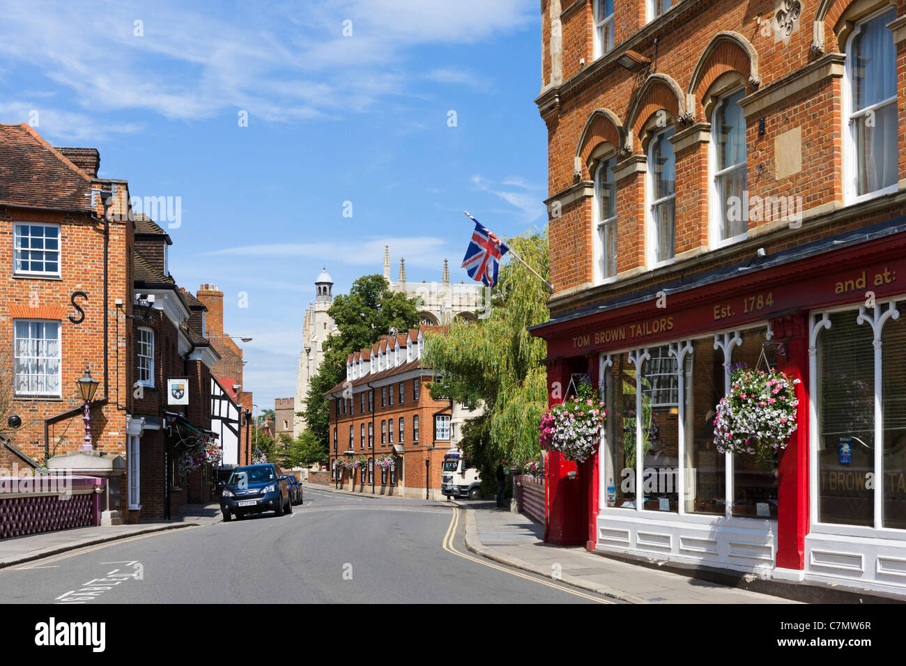 La parte superiore di Eton High Street guardando verso Eton College, Berkshire, Inghilterra, Regno Unito Foto Stock