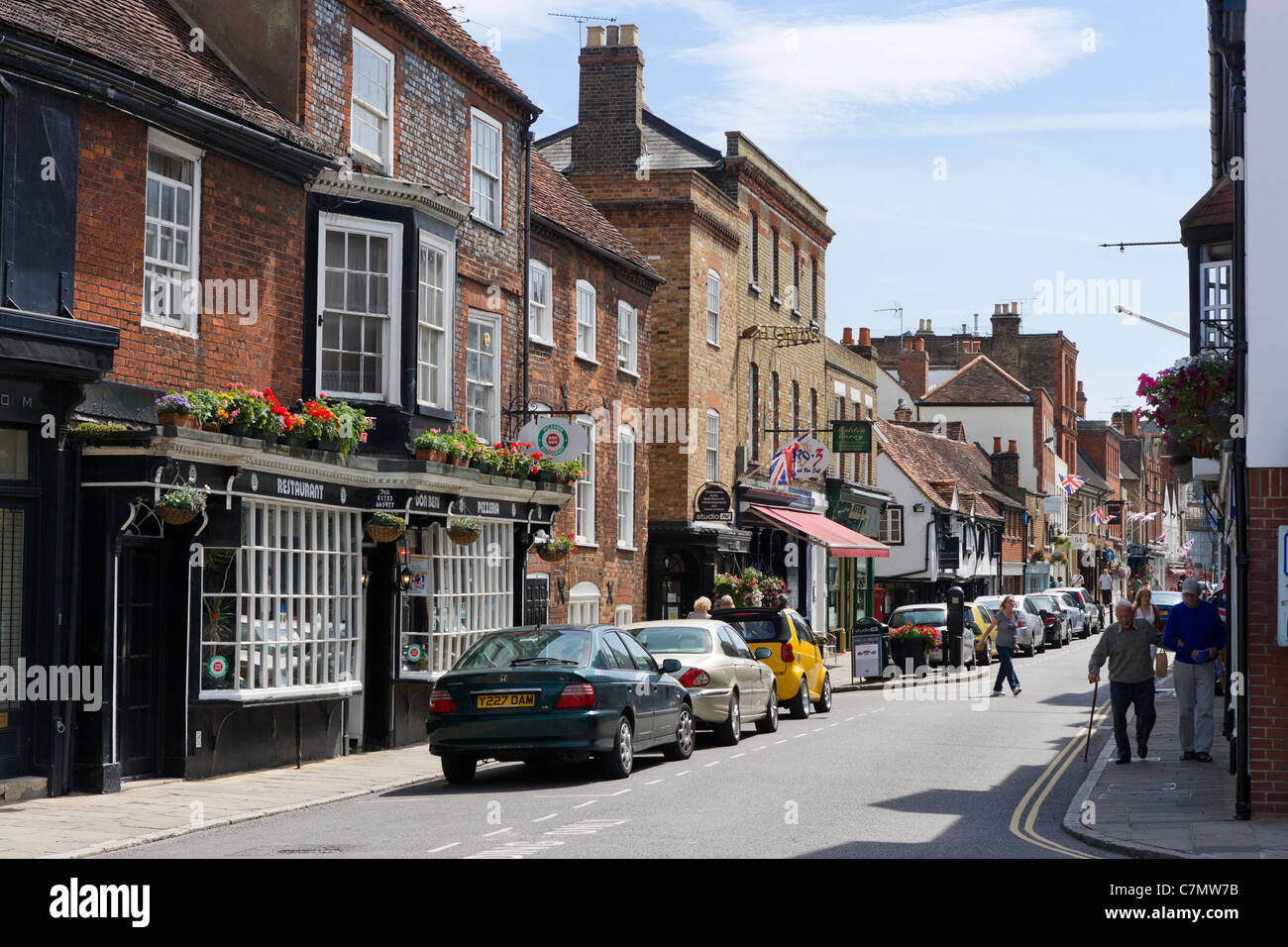 Negozi e ristoranti sulla High Street nel centro della città, a Eton, Berkshire, Inghilterra, Regno Unito Foto Stock