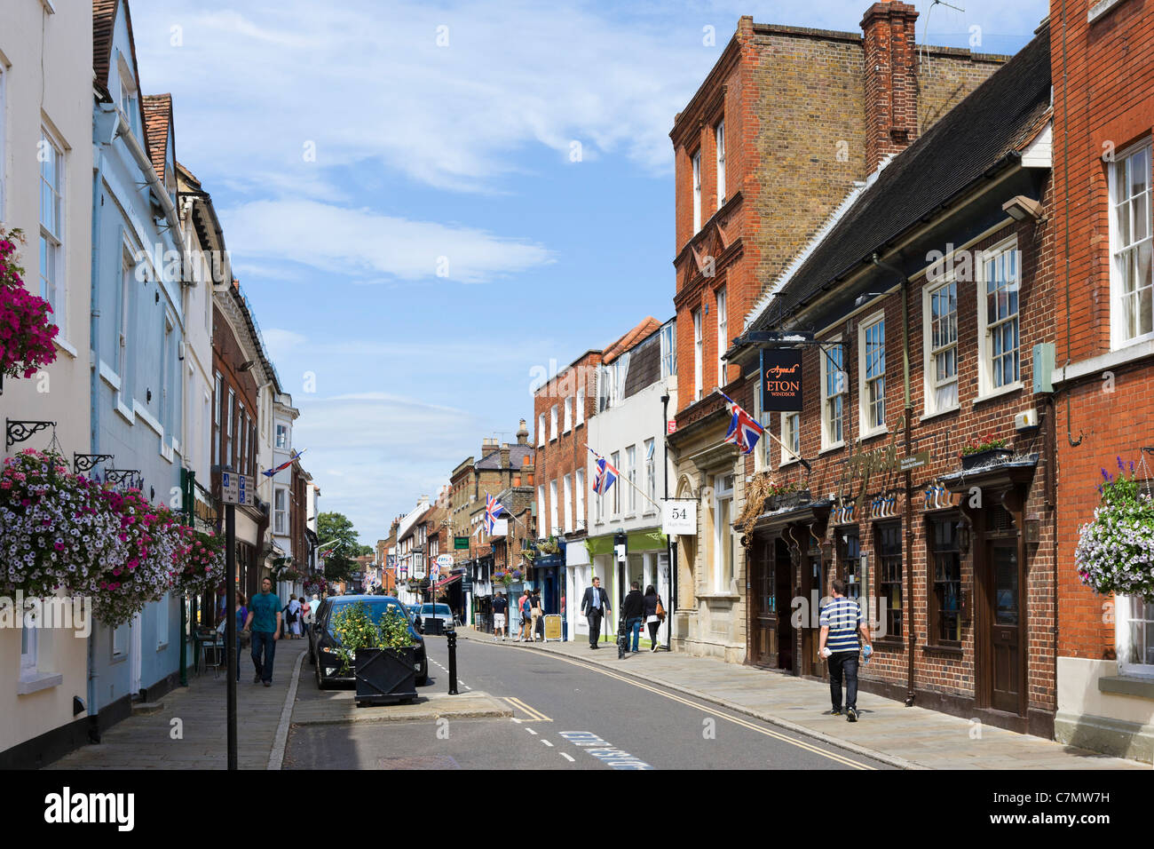 I negozi di High Street nel centro della città, a Eton, Berkshire, Inghilterra, Regno Unito Foto Stock
