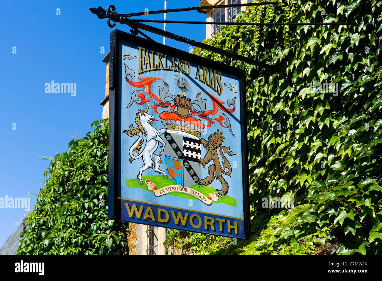 Il Falkland Arms pub nel villaggio Costwold di grande Tew, Oxfordshire, England, Regno Unito Foto Stock