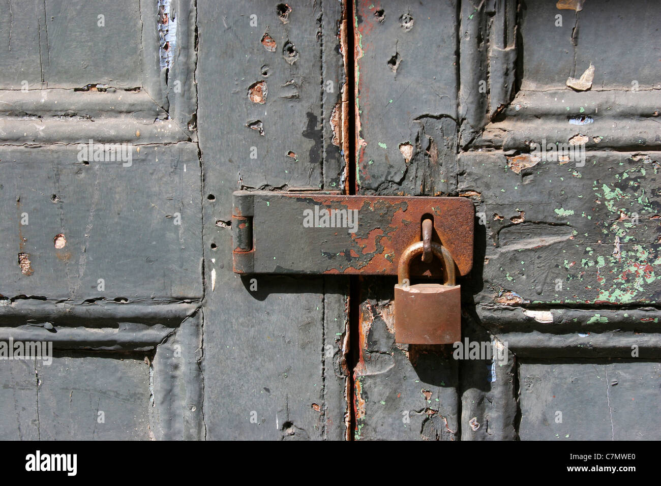 Antico e serratura danneggiata in un porta coloniale in Panama. Foto Stock